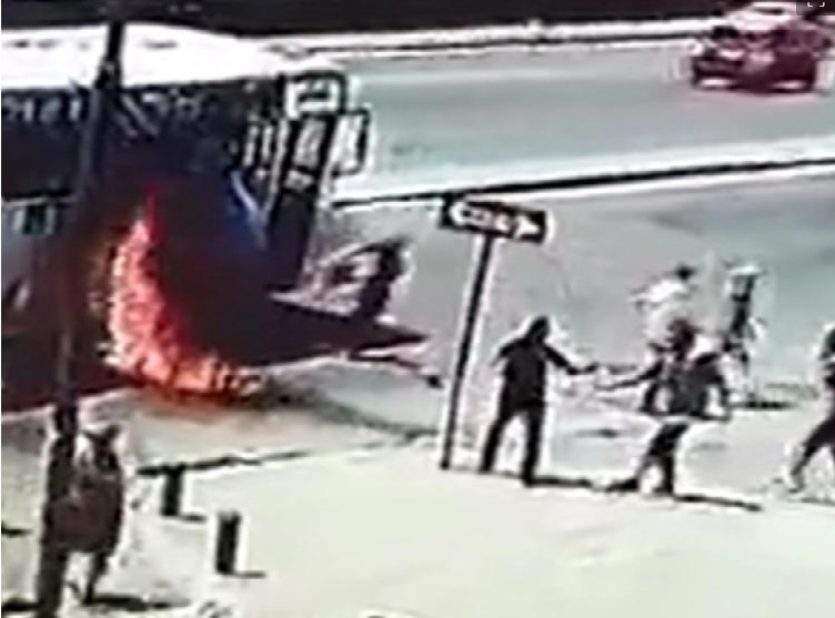 Atacaron un autobús de pasajeros con bombas molotov.