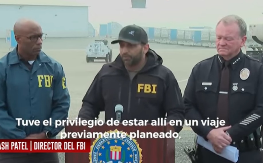 Tras reunirse con Harfuch, el director del FBI regresó de México con dos detenidos prioritarios