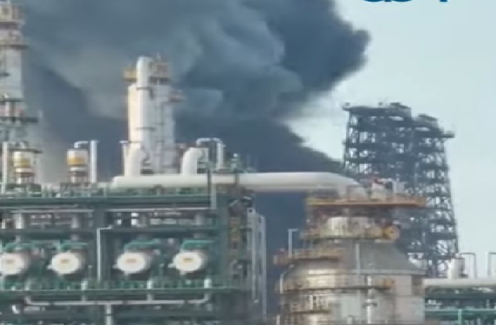 Incendio en refinería reaviva alertas y presión por escuelas en riesgo