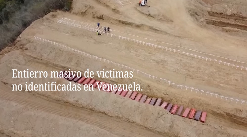 Entierro masivo de víctimas no identificadas en Venezuela